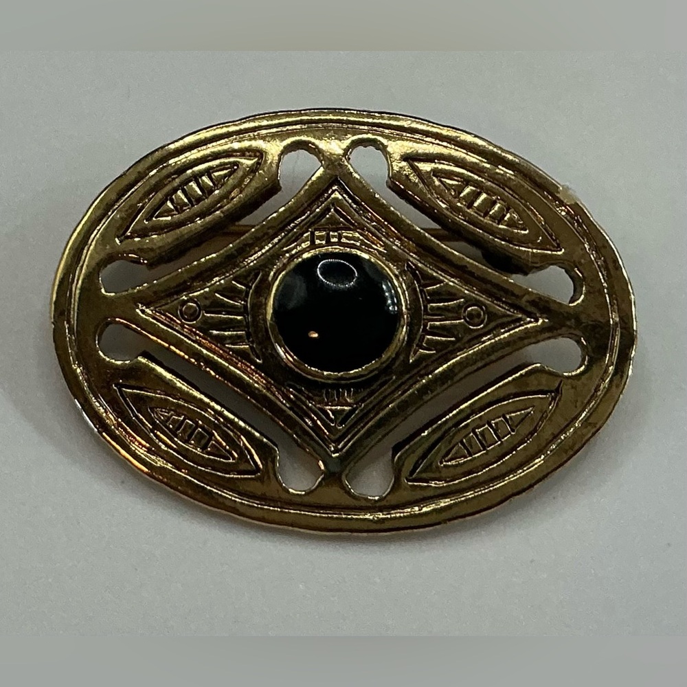 LIZ CLAIBORNE OVAL ETCHED BROOCH WITH BLACK CABO SMALL SIZE
